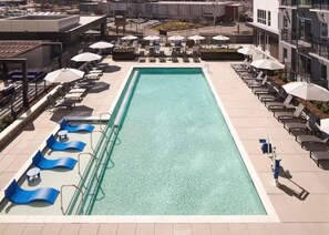 Outdoor pool - 5 min walk to Broadway & free parking! (Nashville)