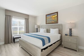 2 bedrooms, iron/ironing board, WiFi, bed sheets - #113 - Unique Floor Plan - Lake and Fountain View! (Naples)