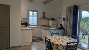 Private kitchen - gite le Petit Luberon  Lisianthus (Cabrières-d'Avignon)