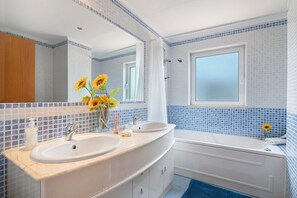 Shower, hair dryer - Apartment 'Algarve House' with Sea View, Wi-Fi and Air Conditioning (Albufeira)