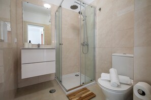 Secadora de cabello, toallas, jabón, papel de baño 
