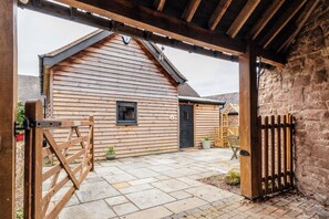 Terrace/patio - The Cowshed - Stunning 1 Bedroom Cottage (Longhope)