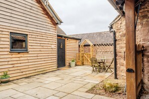 Terrace/patio - The Cowshed - Stunning 1 Bedroom Cottage (Longhope)