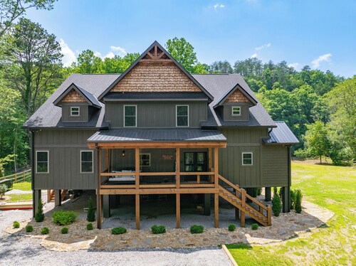 Blue Ridge Luxury Riverfront Lodge on the Ocoee- 6 En Suites + Bunk Room-2 Acres