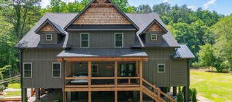 Blue Ridge Luxury Riverfront Lodge on the Ocoee- 6 En Suites + Bunk Room-2 Acres