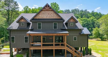 Blue Ridge Luxury Riverfront Lodge on the Ocoee- 6 En Suites + Bunk Room-2 Acres