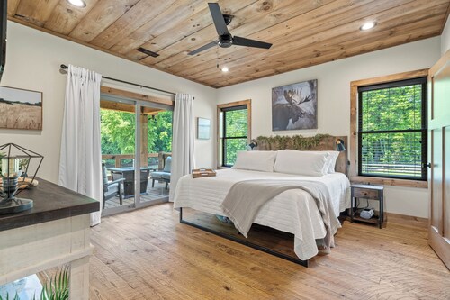 Blue Ridge Luxury Riverfront Lodge on the Ocoee- 6 En Suites + Bunk Room-2 Acres