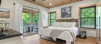Blue Ridge Luxury Riverfront Lodge on the Ocoee- 6 En Suites + Bunk Room-2 Acres