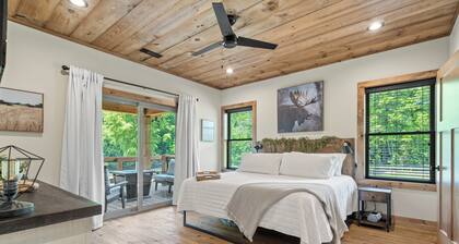 Blue Ridge Luxury Riverfront Lodge on the Ocoee- 6 En Suites + Bunk Room-2 Acres
