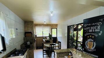 Premium Cottage, Pool Access | Dapur peribadi | Peti sejuk, ketuhar gelombang mikro