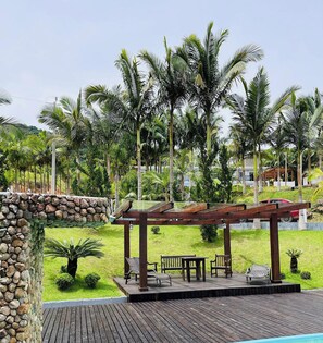 Premium Cottage, Pool Access | Outdoor dining