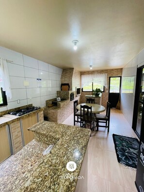Private kitchen - Sitío Rústico do Zizo com Piscina (Angelina)