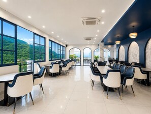 Dining room - Hotel Weekend Heights (Rishikesh)