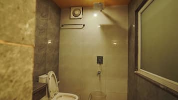 Deluxe Quadruple Room | Desk, laptop workspace, free WiFi