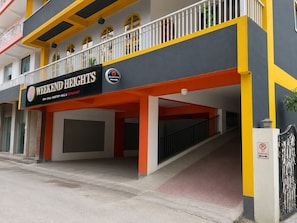Un edificio con recepción, una escalera y un cartel de 'No Estacionar'.