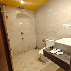 Deluxe Triple Room | Bathroom