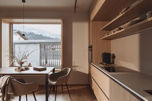 Fridge, oven, dishwasher, coffee/tea maker