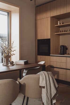 Fridge, oven, dishwasher, coffee/tea maker