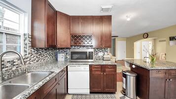 House, 6 Bedrooms | Private kitchen