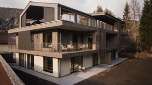 A modern multi-story building with large windows, balconies, and a flat roof. - DAS AICH - Suite Sova (Aich-Assach)
