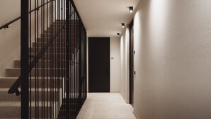 A hallway with a staircase, a door labeled 'MOTEL SOVA,' and a wall with a textured finish. - DAS AICH - Suite Sova (Aich-Assach)