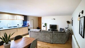 Un espacio habitable compacto con cocina, comedor y zona de estar.