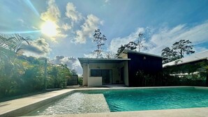 A modern house with a swimming pool, surrounded by lush greenery and a clear sky. - New Beautiful private villa with pool 10 minutes walk from Puerto Viejo. (Puerto Viejo de Talamanca)
