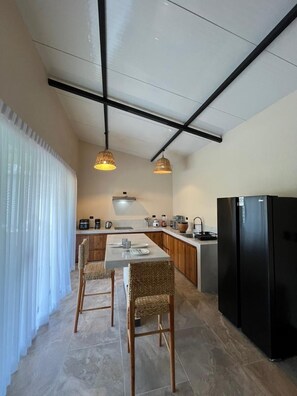 Private kitchen - New Beautiful private villa with pool 10 minutes walk from Puerto Viejo. (Puerto Viejo de Talamanca)