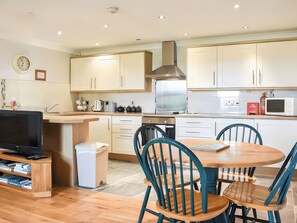 Dishwasher, cookware/dishes/utensils - Crag Barn Cottage (Penrith)