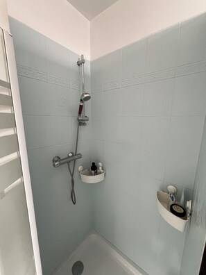 Bathroom - Large studio 9 minutes from the metro, with fully equipped kitchen (Drancy)