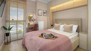 Un dormitorio con una cama grande, una mesita de noche, un espejo y una ventana con persianas.
