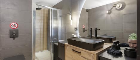 Douche, séchoir à cheveux, serviettes fournies