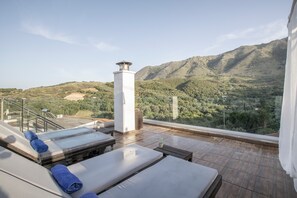 Outdoor dining - Apartment 'Modern' with Mountain View, Wi-Fi and Air Conditioning (Chania)