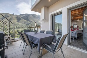 Outdoor dining - Apartment 'Modern' with Mountain View, Wi-Fi and Air Conditioning (Chania)
