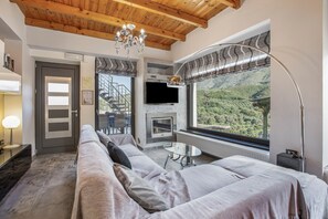 TV, fireplace - Apartment 'Modern' with Mountain View, Wi-Fi and Air Conditioning (Chania)