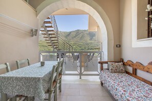 Outdoor dining - Apartment 'Rustic' with Mountain View, Wi-Fi and Air Conditioning (Chania)
