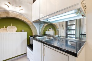 Fridge, oven, stovetop, coffee/tea maker - Apartment 'Studio' with Mountain View, Wi-Fi and Air Conditioning (Chania)