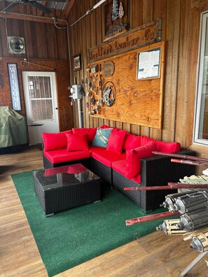 Screened in porch seating - Roberson Legacy Lakehouse Reelfoot Lake Pet friendly (Obion County)