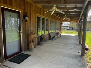 Front porch - Roberson Legacy Lakehouse Reelfoot Lake Pet friendly (Obion County)