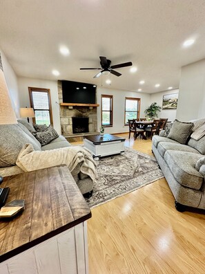 Living area - Private river access, at the gateway to the smokies in the heart of Townsend! (townsend)