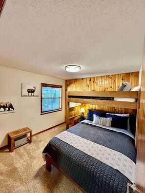 3 bedrooms, iron/ironing board, WiFi, bed sheets - Private river access, at the gateway to the smokies in the heart of Townsend! (townsend)