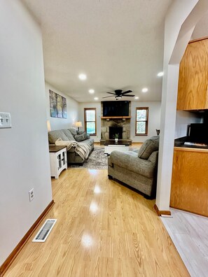 Living area - Private river access, at the gateway to the smokies in the heart of Townsend! (townsend)
