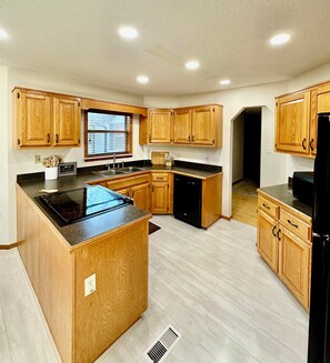 Private kitchen - Private river access, at the gateway to the smokies in the heart of Townsend! (townsend)