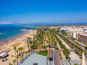 Beach - Apartment overlooking the pool 600 meters from the beach, shops nearby (Salou)