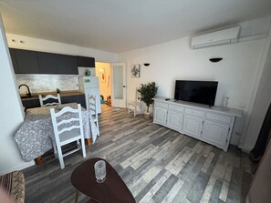 Interior - Apartment overlooking the pool 600 meters from the beach, shops nearby (Salou)