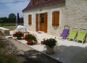 Terrace/patio - Gîte La Maison de Lompech: Private Terrace and Garden in Caniac du Causse (Caniac-du-Causse)