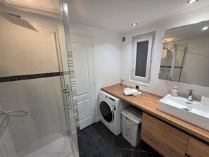 Shower, hair dryer, towels, soap - Fully equipped townhouse (Argenteuil)