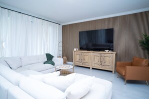 Smart TV - Last Minute Disney Getaway! Private Pool, Home Theater & Themed Bedrooms. Book Now! #160303 (Orlando)