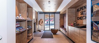 Centrally located apartment hotel, right next to the cable car, wellness breakfast