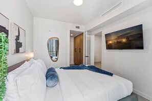 Tabla de planchar con plancha, wifi y ropa de cama 